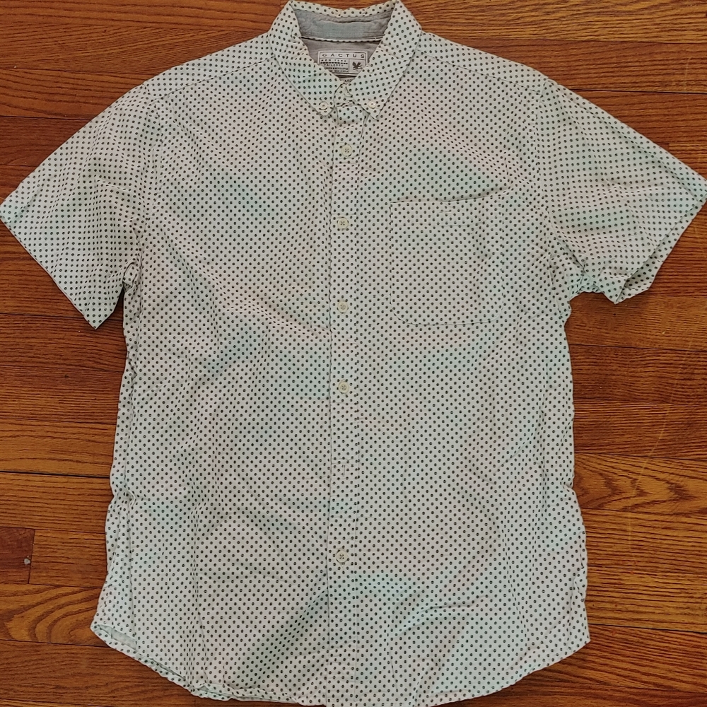 Men's short sleeve shirt.